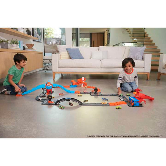 Hot Wheels Toy Car Track Set City Octopus Invasion Attack Playset, Octopus Launcher, 1:64 Scale Car